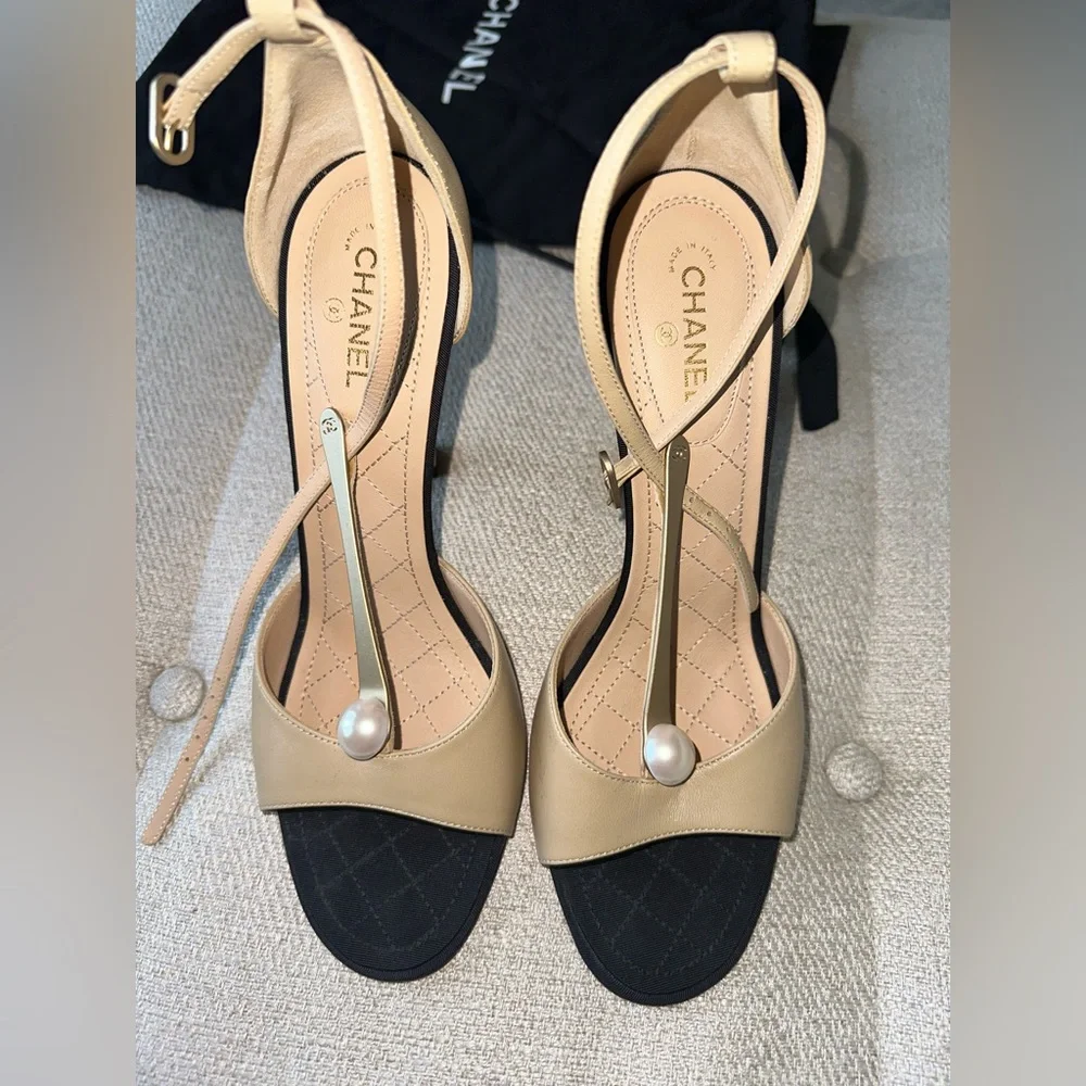 Chanel Black and Tan T-Strap Shoes w/Round Grosgrain Cap Toes and Pearl - Picture 4 of 6